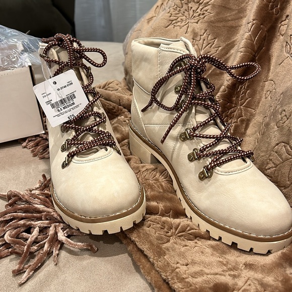 SJB Lakeline Cream ankle boot lug sole nwt 9.5 med - Picture 2 of 8
